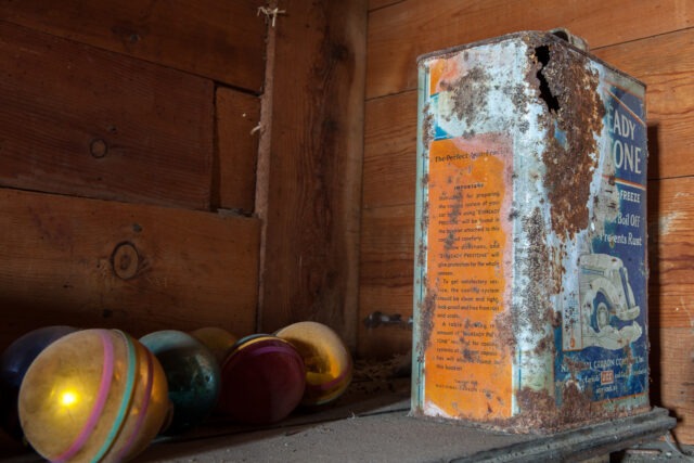 savoy-montana-abandoned-schoolhouse-shelf-1768